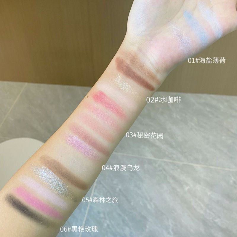 Her orange Eye pallete kit with brush