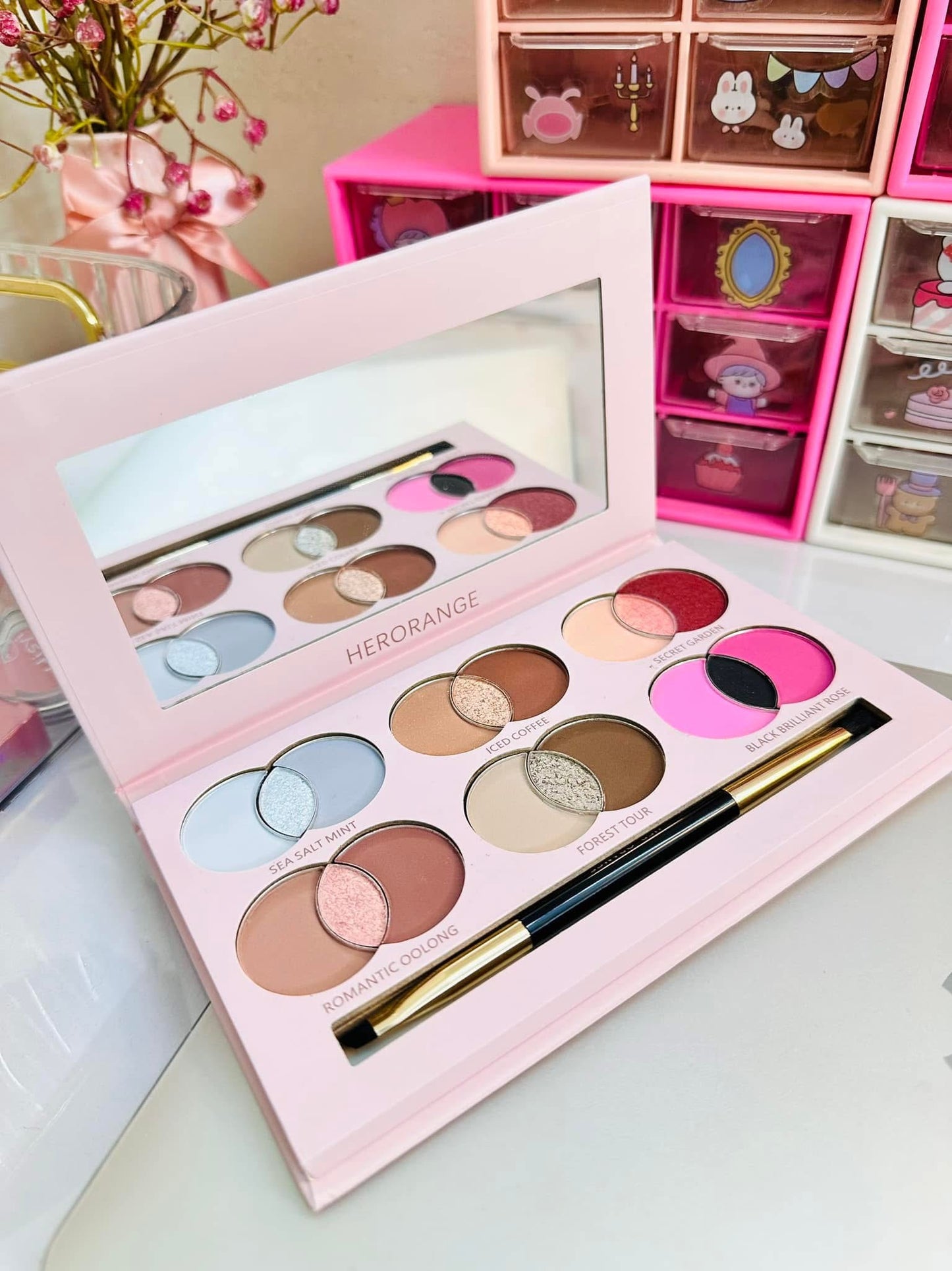 Her orange Eye pallete kit with brush