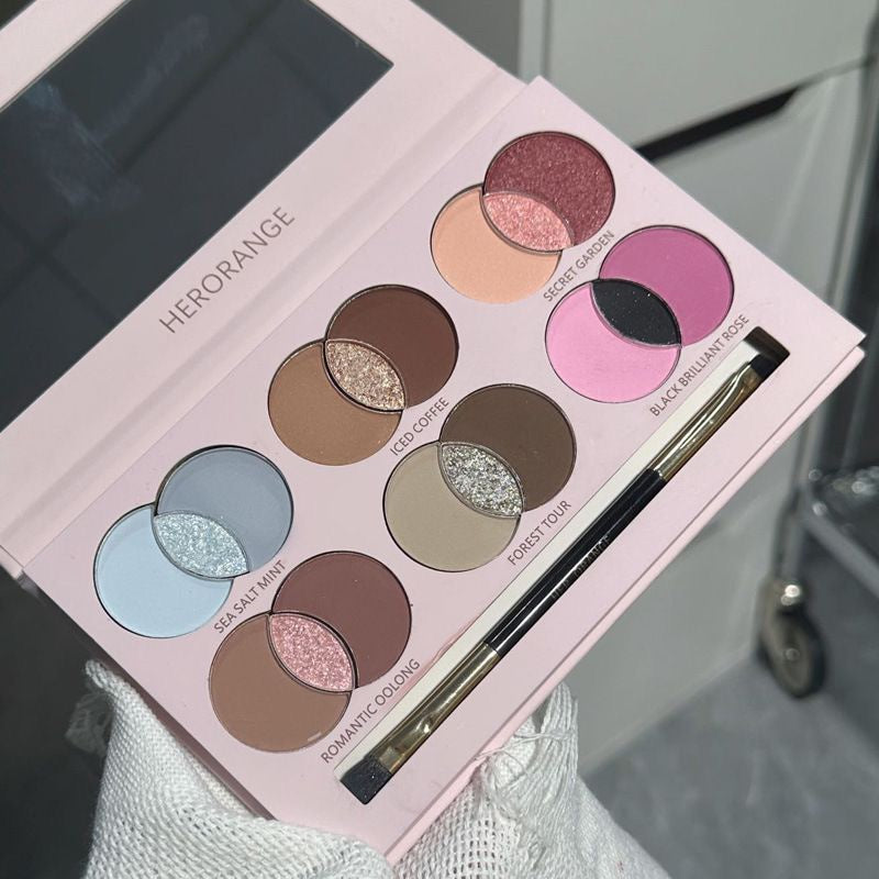 Her orange Eye pallete kit with brush